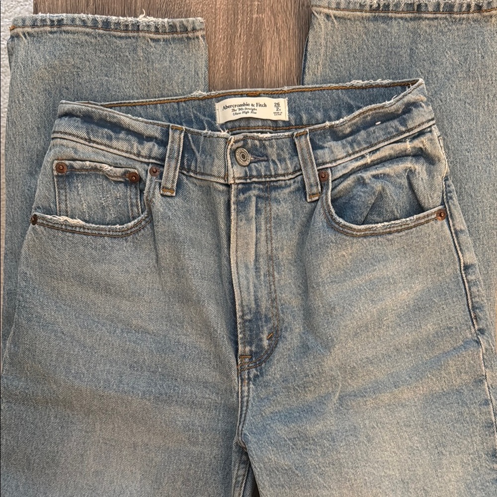 Abercrombie & Fitch The 90s Straight Ultra High Rise Jeans Light Wash